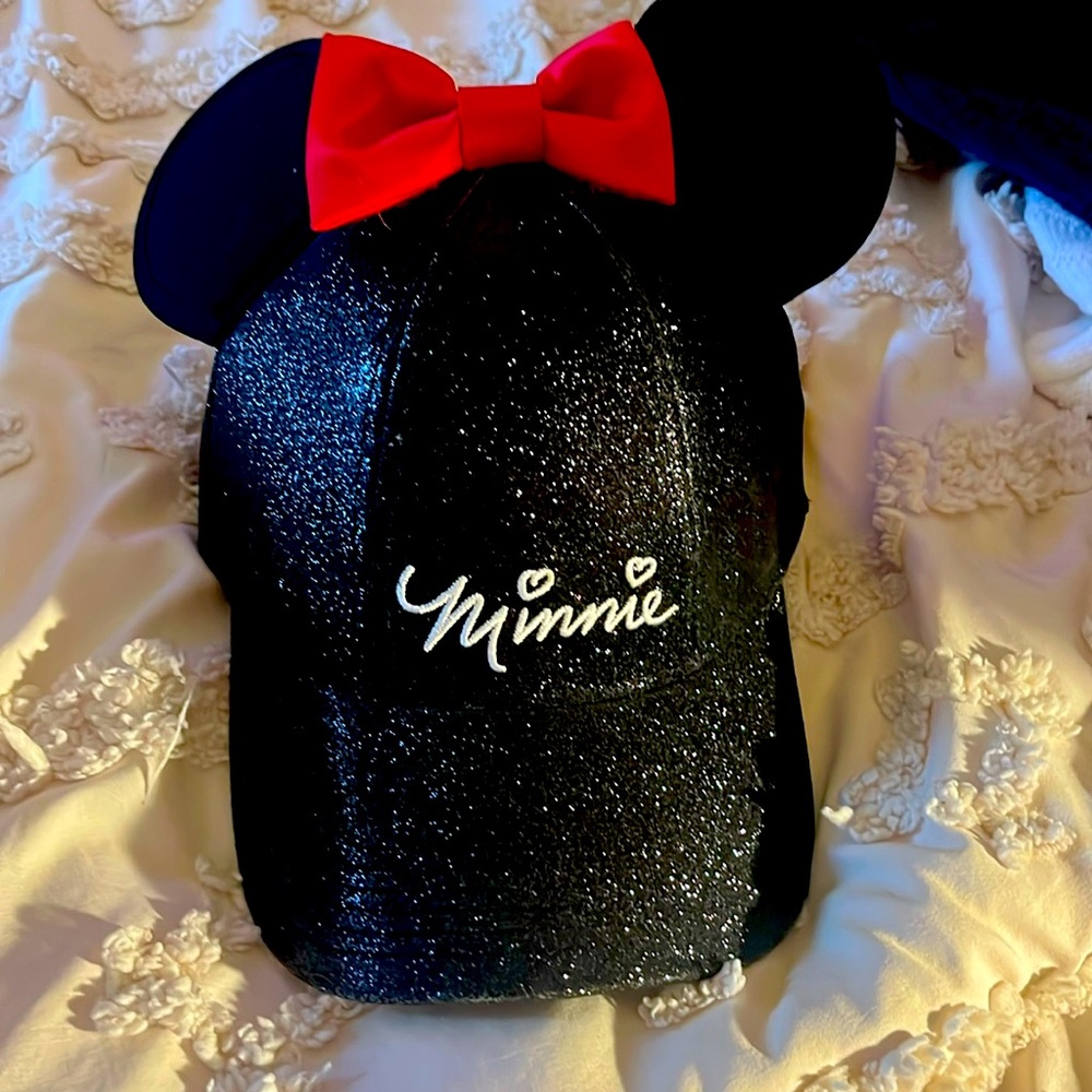 OFFICIAL Walt Disney Minnie Mouse Ears Hat adorned w/ red bow. NWOT.